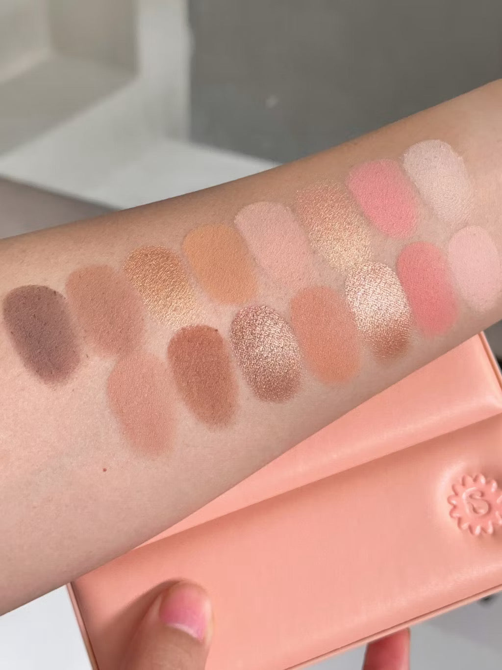 ⛔️ (Pre-Order)SUPERMOM l NAKED GLOW EYESHADOW PALETTE V.4 อายแชโดว์ 15 สี